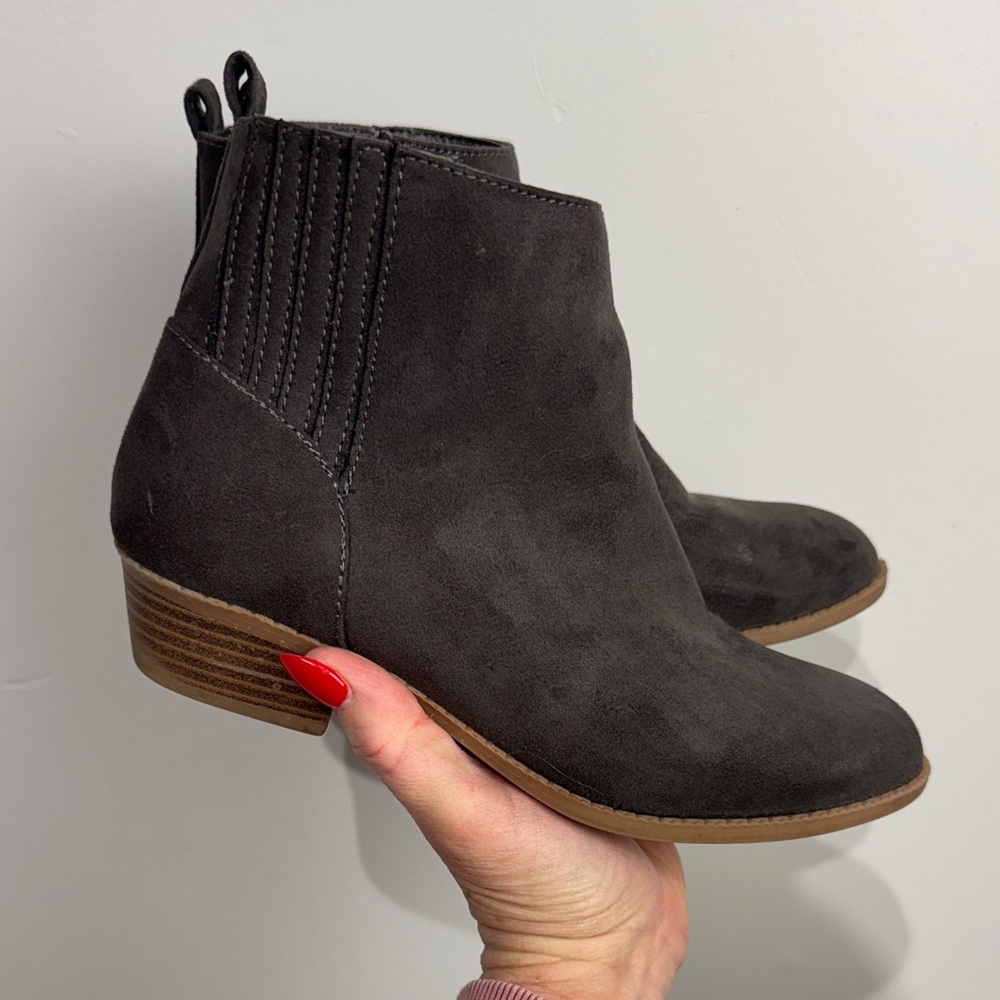 Treasure & Bond Women Gray Faux Suede Violet Block Heel Ankle Bootie. Size 5